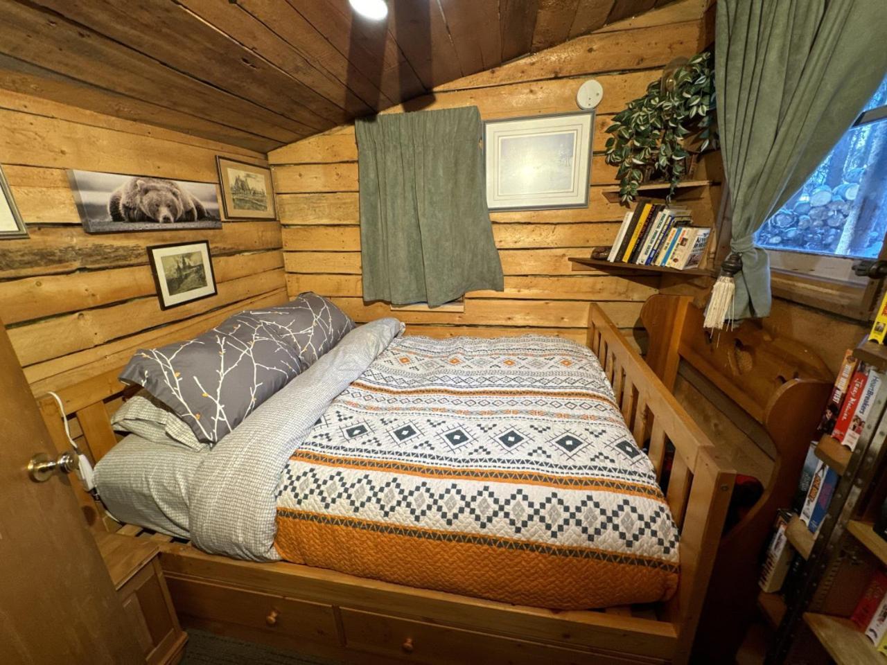 Rustic Cozy Cabin With Hot Tub Bragg Creek Exteriör bild