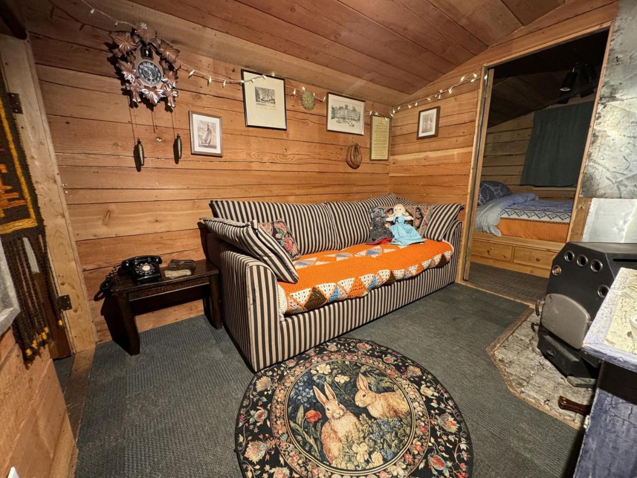 Rustic Cozy Cabin With Hot Tub Bragg Creek Exteriör bild