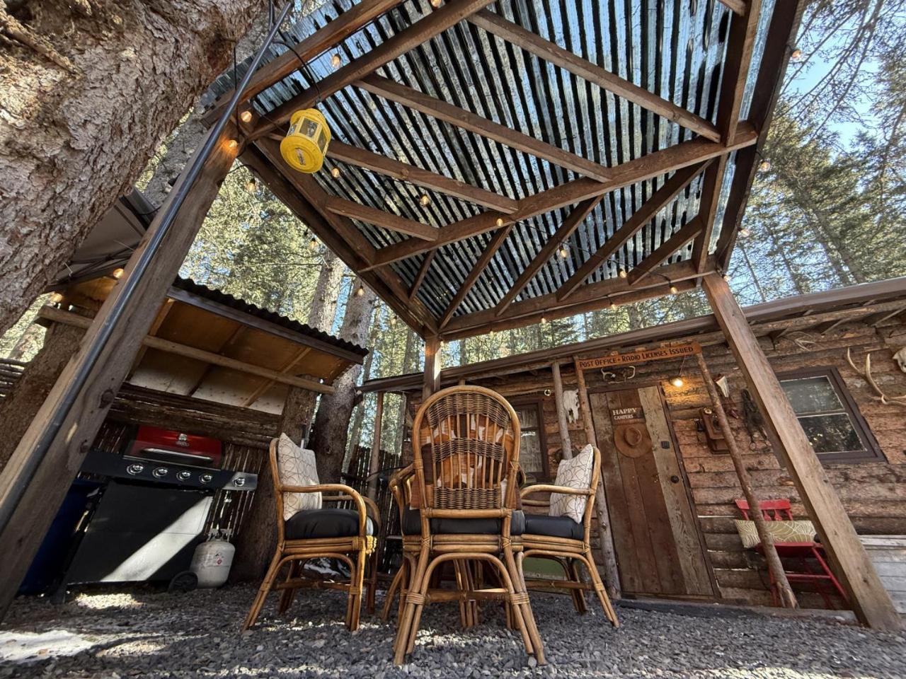 Rustic Cozy Cabin With Hot Tub Bragg Creek Exteriör bild