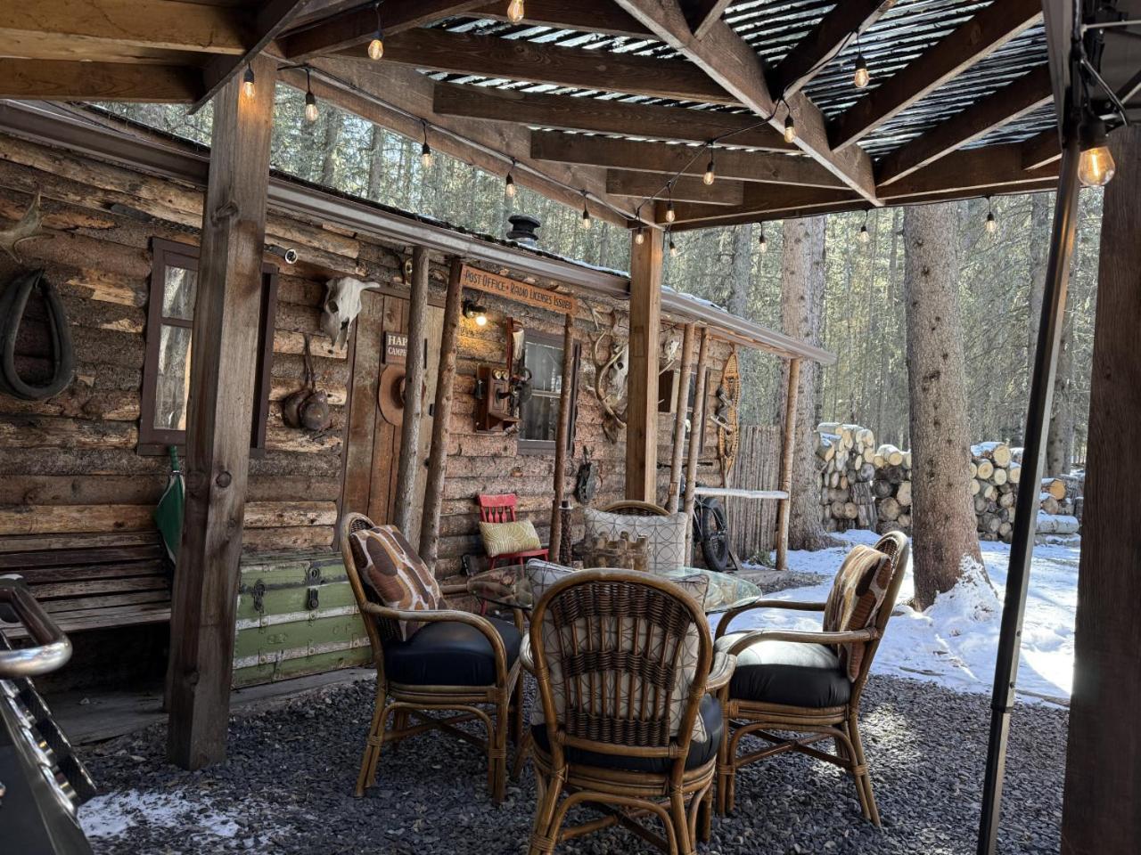 Rustic Cozy Cabin With Hot Tub Bragg Creek Exteriör bild
